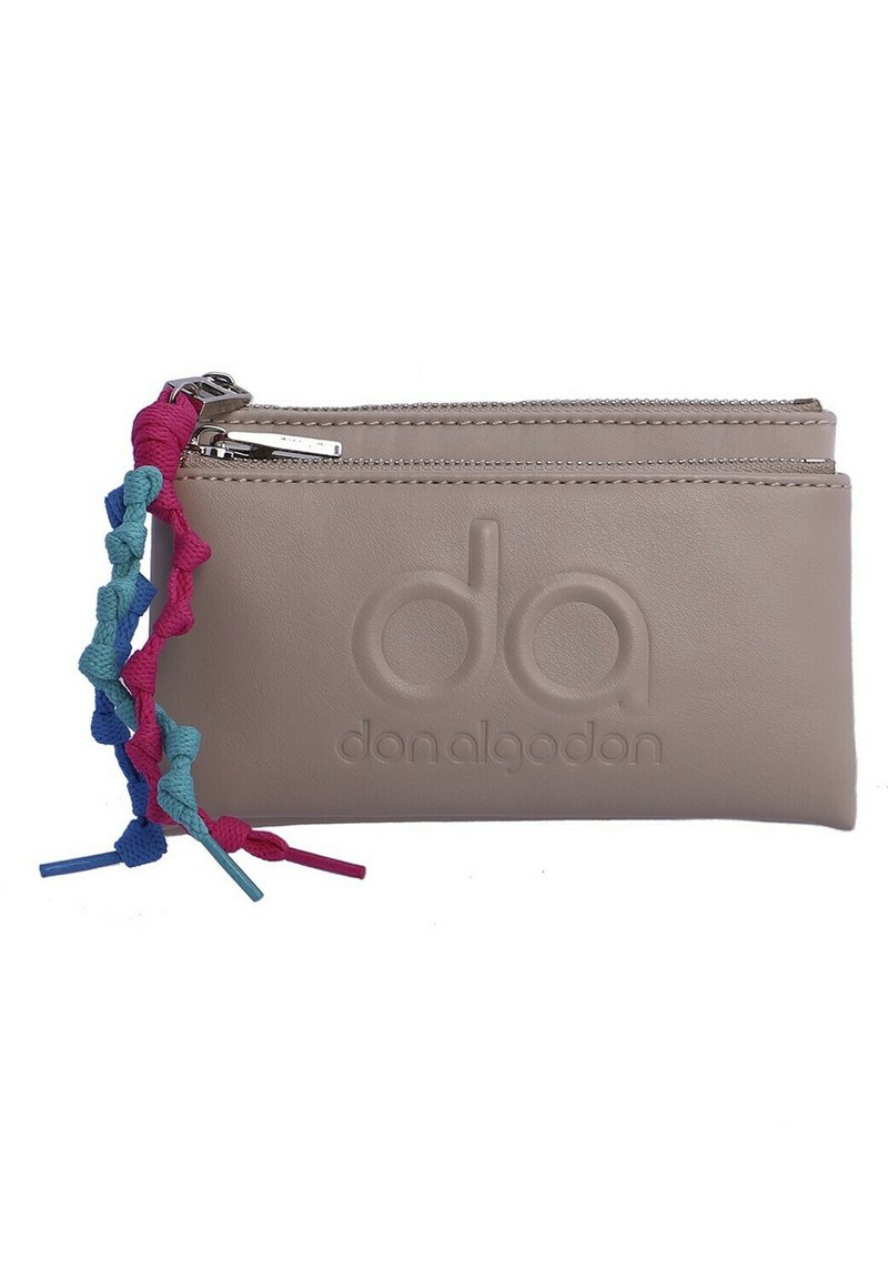 Billetera de cuero beige con logo embossado, que cuenta con dos compartimentos con cremallera y una correa trenzada multicolor texturizada para un manejo fácil.