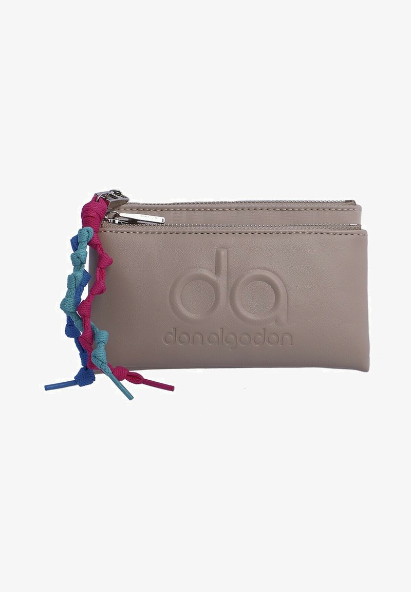 Billetera de cuero beige con logo embossado, que cuenta con dos compartimentos con cremallera y una correa trenzada multicolor texturizada para un manejo fácil.