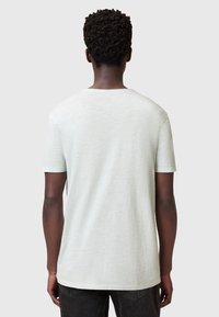 T-shirt verde chiaro a girocollo realizzato in cotone morbido, con maniche corte e una vestibilità rilassata. Tessuto liscio con dettagli di cucitura discreti.