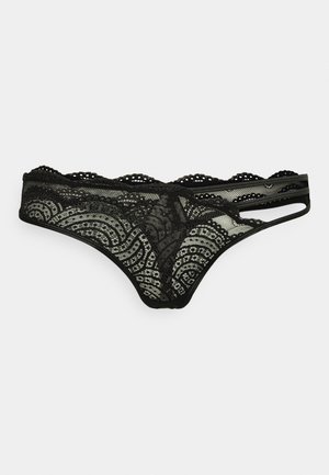 Zwarte kanten string met geschulpte rand en geometrische golfpatronen. Heeft open zijkanten en een zachte, doorzichtige textuur.