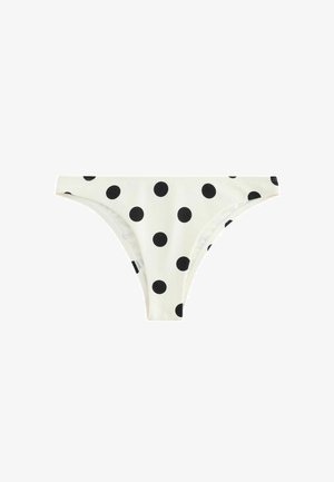 Weißer Bikini-Slip mit schwarzen Polka-Dots, niedrigem Schnitt und einfachem Bund vor weißem Hintergrund.