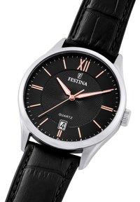 Festina kvarca pulkstenis ar melnu teksturētu ciparnīcu, sudraba korpusu, rozā zelta akcentiem, melnu ādas siksniņu un datuma displeju pie 6 stundām.