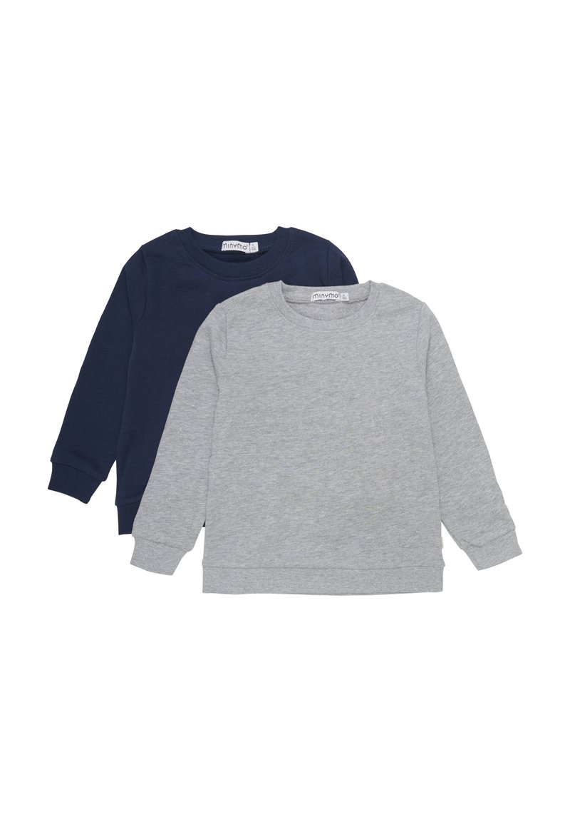 Twee sweatshirts met lange mouwen: één marineblauw en één lichtgrijs. Beide hebben ribgebreide manchetten en ronde halsen. Zacht katoenmateriaal.