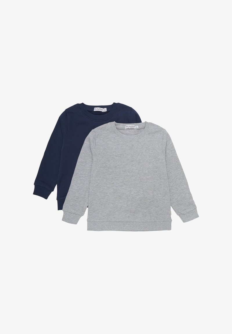 Twee sweatshirts met lange mouwen: één marineblauw en één lichtgrijs. Beide hebben ribgebreide manchetten en ronde halsen. Zacht katoenmateriaal.