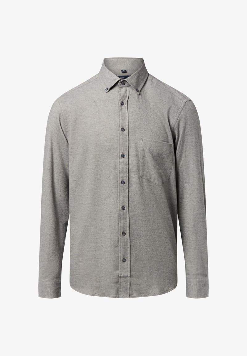 Chemise à manches longues en tissu gris clair avec une texture subtile, dotée d'une poche poitrine et de boutons foncés le long de la patte de boutonnage.