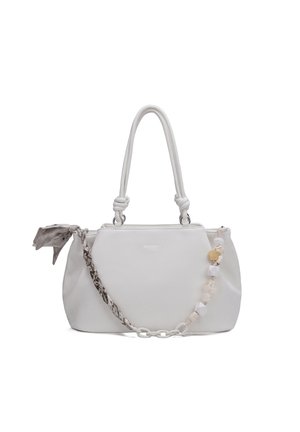 Borsa a mano in pelle bianca con manici annodati, sciarpa intrecciata decorativa su un lato e catena di perle grossolane sull'altro lato.