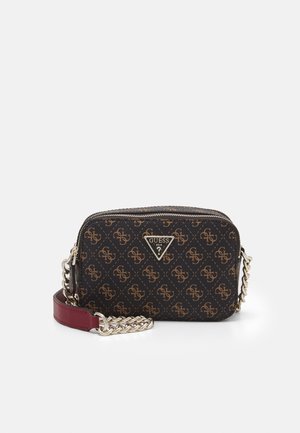 Petit sac bandoulière rectangulaire Guess avec motif monogramme marron, logo triangle doré, fermeture éclair en haut et bandoulière chaîne avec détail en cuir rouge.