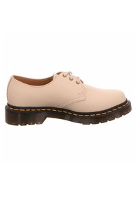 Beige Leder Schuhe mit runder Zehenform, Schnürdesign und einer schwarzen Gummisohle, die mit gelben Nähten und strukturierten Details versehen ist.