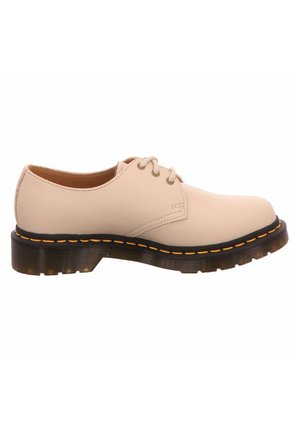 Beige Leder Schuhe mit runder Zehenform, Schnürdesign und einer schwarzen Gummisohle, die mit gelben Nähten und strukturierten Details versehen ist.