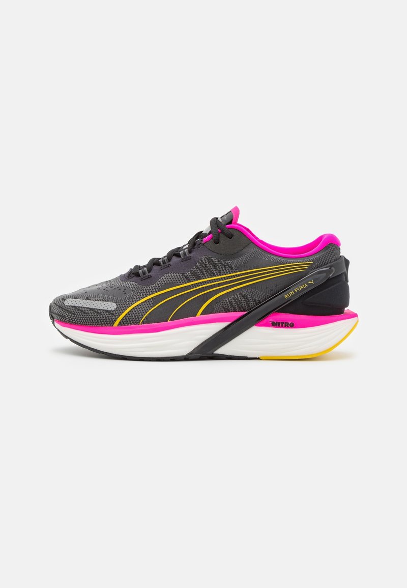 Scarpa sportiva nera con upper testurizzato, accenti gialli, dettagli rosa e una suola intermedia bianca ammortizzata. Design elegante e moderno.