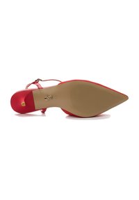 Scarpa rossa con tacco alto, punta affusolata, design con cinturini, tomaia liscia e suola beige testurizzata con un accento decorativo del logo.