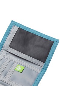 Cartera de tela azul con interior gris, que presenta múltiples ranuras para tarjetas y un bolsillo de malla. Muestra una etiqueta de marca verde en el lateral.