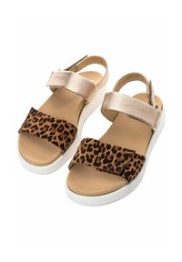 Hnědé sandály s leopardím vzorem, metalicky zlatými popruhy, plochými bílými podrážkami a nastavovacími sponami. Hladký povrch s neformálním designem.