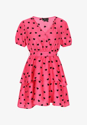 Różowa sukienka z dekoltem w kształcie litery V, krótkimi bufistymi rękawami, krojem typu wrap, warstwowym dołem z falbanami oraz rozmieszczonym wzorem czarnych serc. W zestawie znajduje się pasujący pasek.