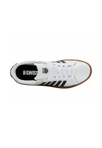 Shoe sportiv alb cu dungi negre, având un design cu șireturi, talpă din cauciuc și logo-ul K-Swiss pe limbă.