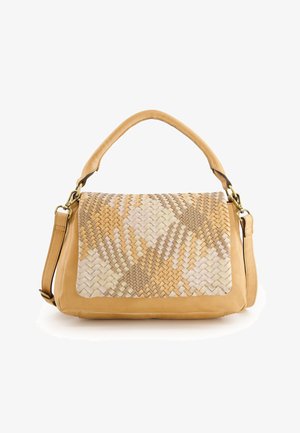 Gewebte Handtasche mit einem weichen gelben Lederkörper und einer strukturierten, creme- und braunfarbigen gewebten Vorderseite; verfügt über einen einfachen Obertragegriff und einen verstellbaren Riemen.