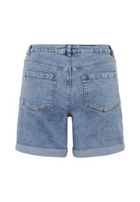 Lyseblå denimshorts med brettede kanter og to baklommer, vist bakfra på hvit bakgrunn.