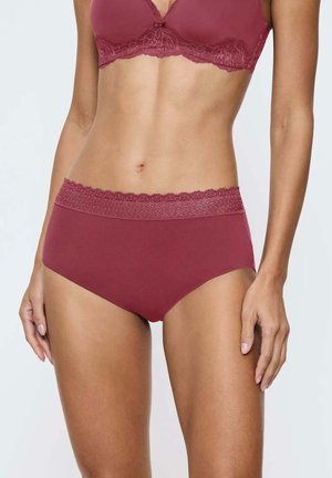 Burgundowa bielizna z koronkowym wykończeniem, charakteryzująca się wysokim stanem, miękkim materiałem i gładką fakturą dla komfortu.