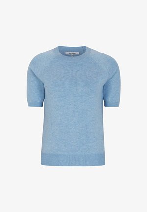 Svetlo modra kratka pletena majica s kratkimi rokavi in krožnim izrezom. Narejena iz mehkega materiala z rebrastimi manšetami in robom, z gladko teksturo in diskretnim heather vzorcem.