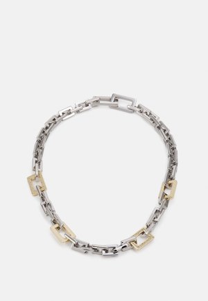 Collier chaîne en argent avec des maillons rectangulaires en or alternant entre lisse et texturé, sur fond blanc.