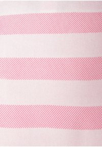 Tessuto rosa chiaro con righe orizzontali alternate in rosa scuro, caratterizzato da una sottile texture diagonale. Il design è semplice e con motivo.