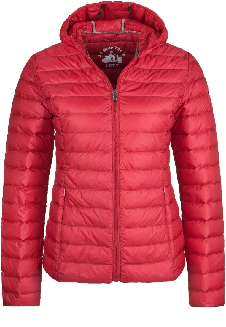 Veste rouge matelassée avec capuche, dotée d'un design matelassé, fermeture éclair et deux poches latérales. Texture lisse et tissu léger.