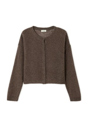 Bruine, pluizige, korte cardigan met lange mouwen en een knopenrij aan de voorkant, plat weergegeven op een witte achtergrond.