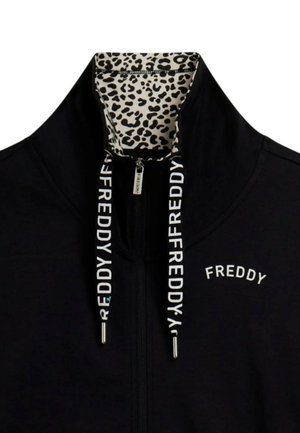 Felpa nera con zip con colletto interno con stampa leopardata, scritta "FREDDY" sul petto e coulisse nere con il marchio "FREDDY" bianco ripetuto.