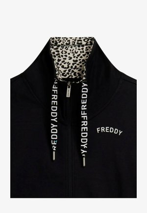 Felpa nera con zip con colletto interno con stampa leopardata, scritta "FREDDY" sul petto e coulisse nere con il marchio "FREDDY" bianco ripetuto.