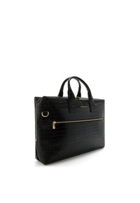 Sac en faux cuir noir avec texture crocodile, double poignées, accents de fermeture éclair dorés et poche zip extérieure pour un espace de rangement supplémentaire.