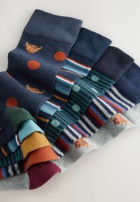 Baumwollsocken in verschiedenen Farben und Mustern, mit Streifen, Punkten und Tiermotiven. Abgerundete Zehen, gerippte Bündchen, vielfältige Farbtöne.