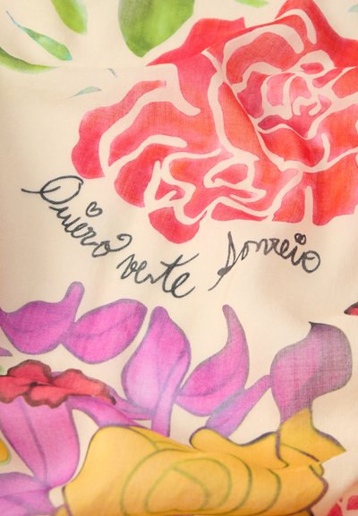 Πολύχρωμο υφασμάτινο σχέδιο με ροζ τριαντάφυλλα, μοβ άνθη και κίτρινα διακοσμητικά, με χειρόγραφη φράση "Quiero verte sonreír" σε μαύρο χρώμα.