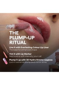 Glänzende Lippen, die mit einem Lipgloss-Applikator aufgetragen werden, zusammen mit Text, der eine dreistufige Lippenaufpolsterroutine mit Konturenstift, Marker und Gloss-Produkten erklärt.