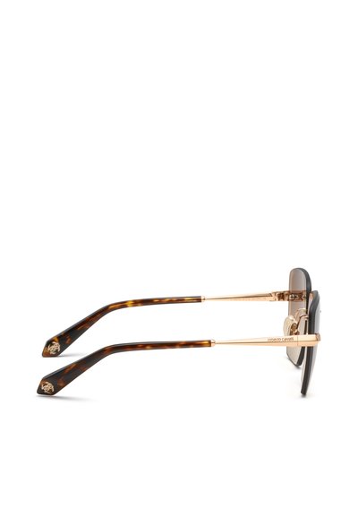Vue de côté de lunettes de soleil avec monture en métal doré, branches à motif écaille de tortue et nom de la marque gravé sur la branche.