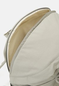 The North Face W NEVER STOP DAYPACK - Dnevni ruksak - clay grey