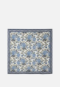 Tela cuadrada con patrón floral azul y borde entrelazado azul oscuro sobre fondo blanco.
