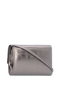 Bolso cruzado rectangular plateado brillante con una correa delgada y tiradores de cremallera metálicos en el lateral sobre un fondo blanco.
