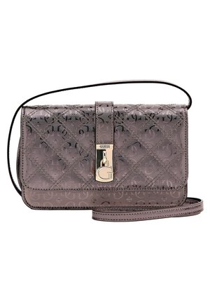 Borsa a tracolla marrone di Guess con motivo a logo trapuntato, chiusura dorata con ciondolo a forma di "G" e tracolla regolabile.