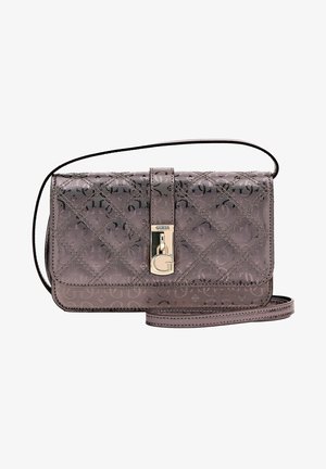 Bruine Guess schoudertas met doorgestikt logopatroon, goudkleurige sluiting met een "G" bedel en verstelbare schouderriem.