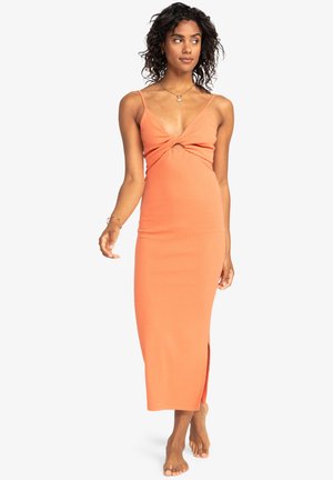 Robe bodycon orange avec un détail de nœud torsadé à l'avant, bretelles fines et une fente latérale, en tissu doux et extensible.