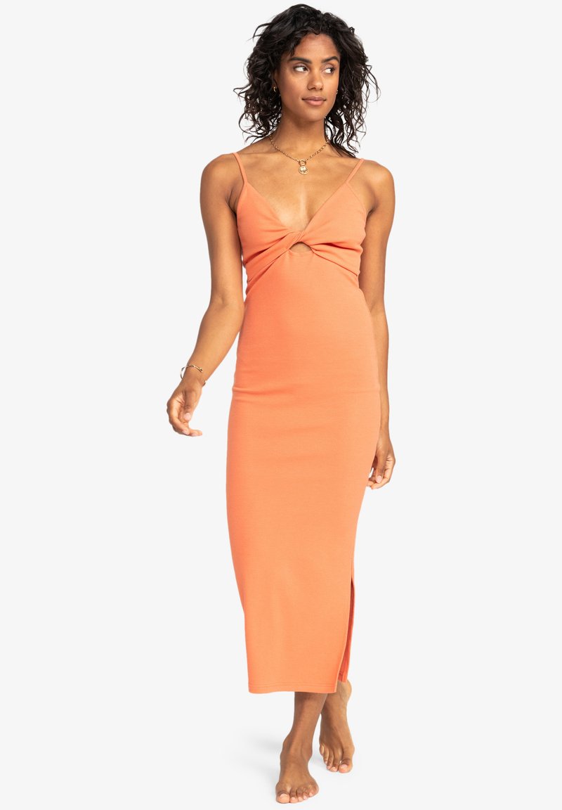 Oranje bodycon jurk met een gedraaide knoopdetails aan de voorkant, dunne bandjes en een zijopening, gemaakt van zachte, elastische stof.