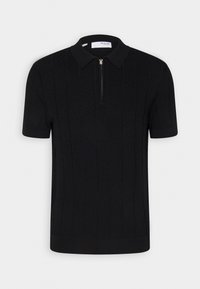 Černé polo tričko s krátkým rukávem a stojáčkovým límcem, s názipem a strukturovaným vzorem s vertikálním žebrováním po celé ploše.