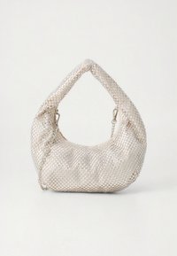 Fémes ezüst színű hálós kézitáska ívelt, párnázott kialakítással és rövid, megkötött fogantyúval. Lánc részlet és puha textúra jellemzi.