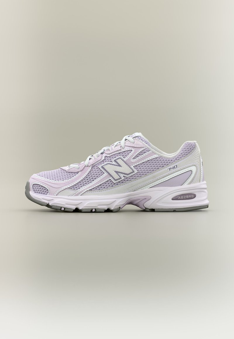 Αθλητικό παπούτσι τρεξίματος New Balance σε ανοιχτό μοβ και άσπρο, με άνω μέρος από δίχτυ και μαξιλαρωμένη σόλα, φαίνεται από το πλάι σε ουδέτερο γκρι φόντο.