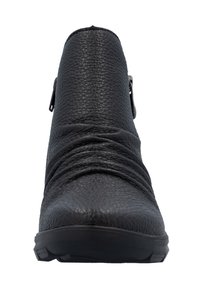 Botín negro de tobillo hecho de cuero texturizado, con diseño drapeado, cremallera lateral y punta redondeada. Suela de goma para mayor agarre.