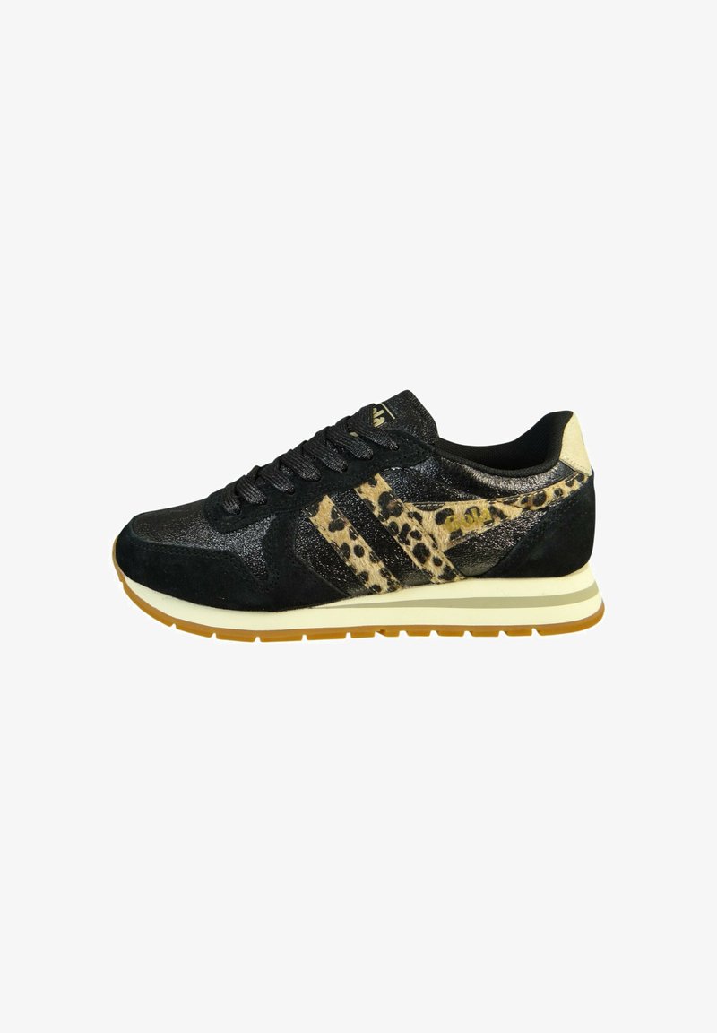 Baskets noires à lacets avec accents imprimé léopard, semelle crème et semelle extérieure en gomme, vue de côté sur fond blanc.