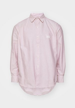 Rot-weiß gestreifte Hemdbluse mit langen Ärmeln, spitzem Kragen und abgerundetem Saum. Mit einem kleinen weißen Logo auf der Brust.