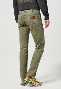 Wrangler GREENSBORO - Broek - dusty olive