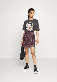 Even&Odd Petite Minissaia - black/multi coloured