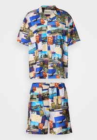 Kortærmet skjorte og shorts sæt i et levende flerfarvet print med postkort og rejsemotiver på letvægtsstof.